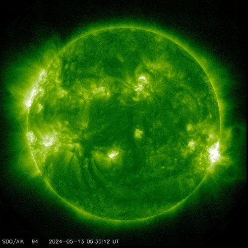 Snímek sluneční koróny ze sondy NASA SDO - 9,4 nm.
