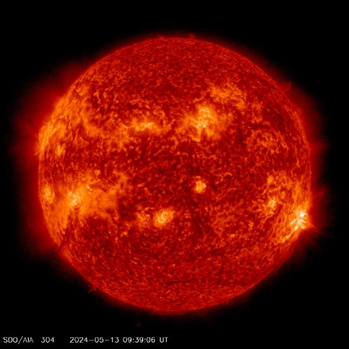 Sluneční korona na snímku ze sondy NASA SDO - 30,4 nm.