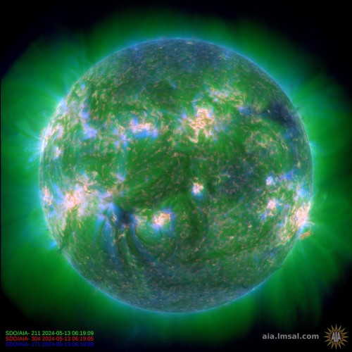 Kombinovaný snímek sluneční koróny ze sondy NASA SDO - 30,4 + 21,1 + 17,1 nm.