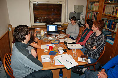 Členové Sluneční skupiny a hosté při setkání počátkem prosince 2013.