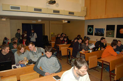 Pohled na účastníky akce do přednáškového sálu valašskomeziříčské hvězdárny .