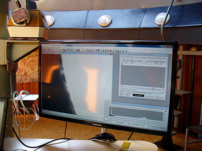 Pohled na monitor pozorovatele při snímání protuberance na okraji slunečního disku