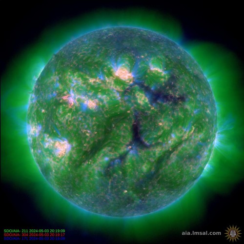 Kompozitní snímek - sluneční koróna - 30,4 - 21,1 - 17,1 nm (NASA/SDO/AIA)