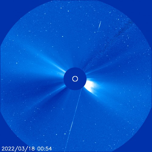 Sluneční koróna z koronografu LASCO C3 na palubě sondy SOHO.