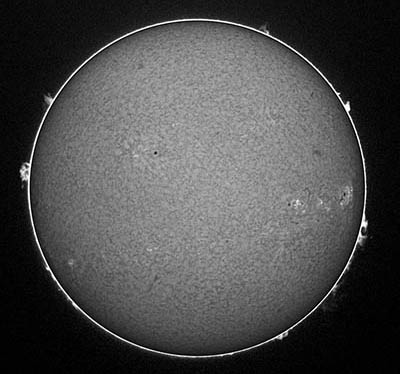 Celkový snímek Slunce v čáře vodíku H-alfa ze dne 28. července 2013 v 08:30:21 UT. Snímek byl zpracován dvojím způsobem tak, aby v jednom případě byly dobře patrné detaily v chromosféře a ve druhém případě protuberance nad slunečním okrajem. Foto: Hvězdárna Valašské Meziříčí