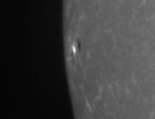 Detailní snímek v jednou ionizovaném vápníku aktivní oblasti NOAA12087 zobrazuje zajímavé struktury ve zjasnění v místě erupce. Snímek byl pořízen dne 10. 6. 2014 v 11:45:18 UT.
