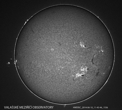 Celkový snímek Slunce ze dne 10. 6. 2014 v 11:43:46 UT. Erupci najdete na východním okraji (vlevo).