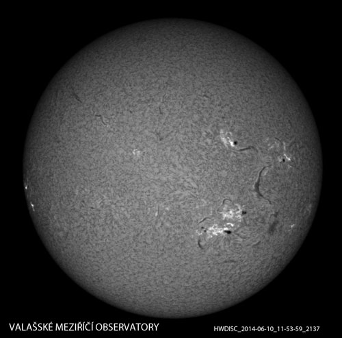 Celkový snímek Slunce ze dne 10. 6. 2014 v 11:53:59 UT. Erupci najdete na východním okraji (vlevo).
