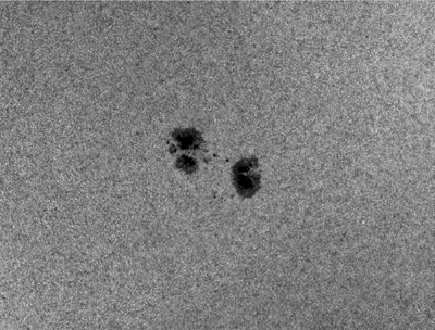 Snímek pořízený 3. 4. 2014 v 11:09:12 UT ukazuje oblast NOAA 12021 ve fotosféře. V této oblasti byla o den později pozorována erupce o mohutnosti C6.2. Na snímku je dobře patrná granulace.