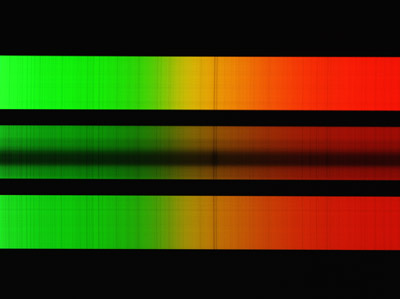 Pokus o spektroskopii skvrny v aktivní oblasti NOAA 12055 dne 10. 5. 2014. Nejsilnější absorpční čáry ve žluté části patří sodíkovému dubletu. 