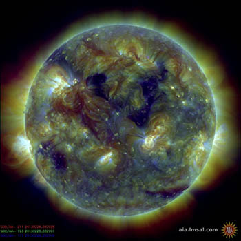 Snímek stejné koronální díry z ranních hodin ze dne 8. února 2013. Zdroj: NASA/SDO