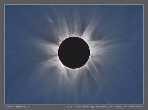 Obrázek úplného zatmění Slunce 3.11.2013 po matematickém zpracování (autor Miloslav Druckmüller)