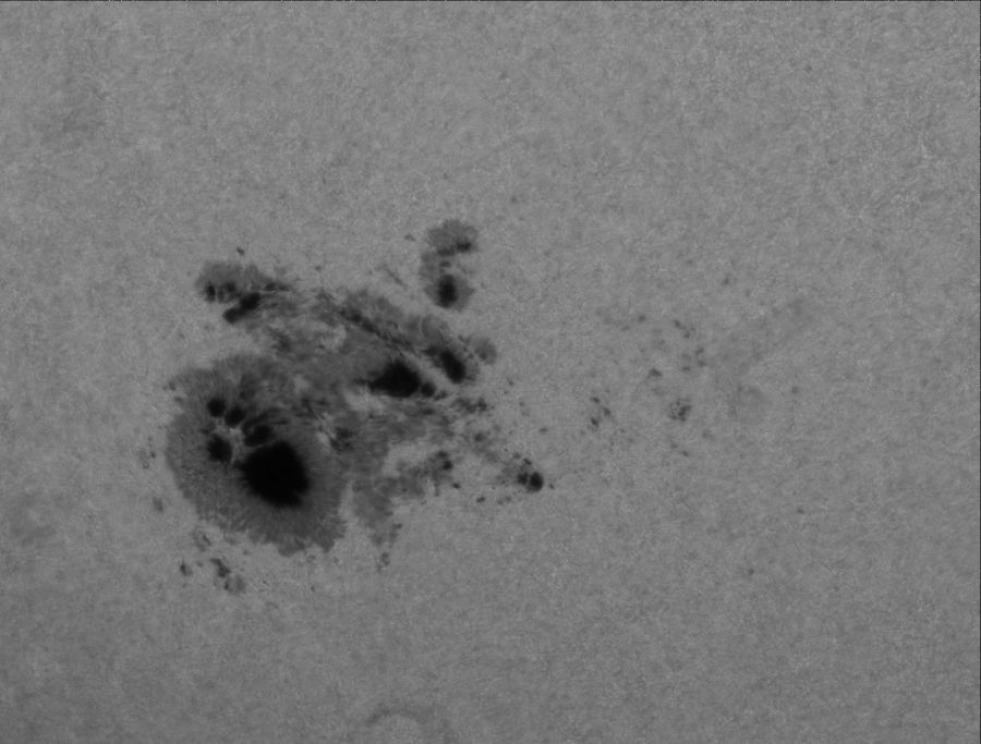 Sluneční skvrna NOAA12192 zachycená 21. 10. 2014 v 11:03:30 UT ve fotosféře. Na snímku je vidět granulace a také jemná struktura v penumbře. Penumbra (polostín) je ta část aktivní oblasti, která obklopuje tmavší část nazvanou umbra (stín). 