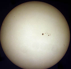 Celkový snímek slunečního disku se skupinami slunečních skvrn.