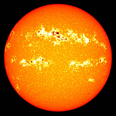 Obrázok 11: Chromosféra Slnka snímaná v jadre spektrálnej čiary Ca II K. Slnečné škvrny sú obklopené rozsiahlymi poliami jasných pláží.