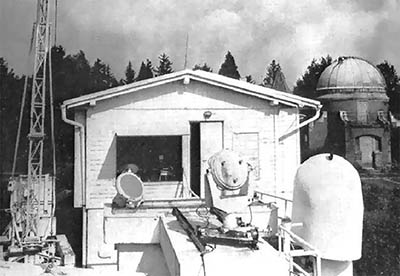 Obr. 13: Pavilon, v němž v létech 1972 – 1984 pracoval náš první magnetograf. Přístroj byl napájen horizontálním dalekohledem s objektivem o průměru 450 mm a ohniskovou vzdáleností 35 m. Objektiv je uvnitř budovy. Před budovou vidíme dvě zrcadla o průměru 500 mm, tvořícího coelostat horizontálního dalekohledu.