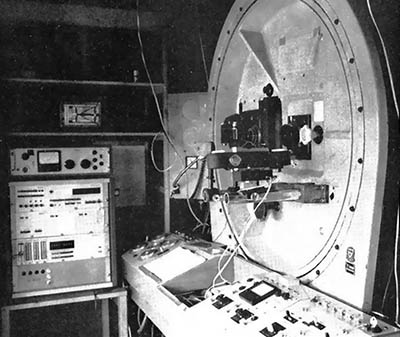 Obr. 14: Stanoviště pozorovatele před vstupní štěrbinou spektrografu s ovládacím pultem dalekohledu a měřicí ústřednou MT 143, která od roku 1974 digitalizovala měření podélné složky magnetického pole, dopplerovské rychlosti, jasu ve středu spektrální čáry a v kontinuu spektra.