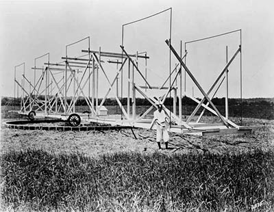 Obrázek 1: Improvizovaná směrová anténa Karla Janského z roku 1931. Její měření, které odhalilo radiový šum přicházející na Zem s periodou 23 hodina 57 minut (tedy s periodou siderické rotace Země) odhalilo kosmický původ radiového záření a je považováno za zrod radioastronomie.