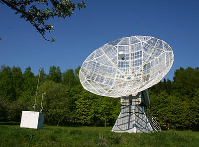 Obrázek 6: Radioteleskop RT5 na Astronomickém ústavu AV ČR v Ondřejově. Bezmála desetimetrová anténa na na samočinné azimutální montáži napájí sluneční radiový spektrograf v pásmu 800 MHz - 2 GHz.