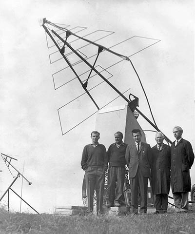 Obrázek 7: Průkopníci sluneční radiové spektroskopie v Československu a v celé Evropě. Dr. Antonín Tlamicha na snímku uprostřed.