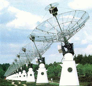 Obrázek 11: Část interferometru používaného pro výzkum Slunce (tedy radioheliografu) ve francouzském Nancay. Tento přístroj je typickým zástupcem ekvidistantních anténních řad.