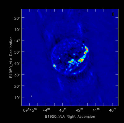 ¨Obrázek 25: Obraz Slunce získaný již déle fungujícím radiovým interferometrem VLA (Very Large Array) na frekvenci 1.6 GHz. Obrázek byl získán pomocí SW balíku CASA, pro jehož vývoj byla ALMA mocným impulsem, ale jeho použití je univerzálnější, ideálně pro všechna radioastronomická data. Jasné oblasti odpovídají protuberancím v aktivních oblastech.