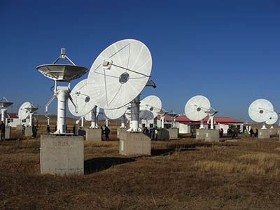 Obrázek 29: Centrální část právě budovaného spektro-radioheliografu CSRH v horské stepi v čínské provincii Vnitřní Mongolsko. Budova v pozadí ukrývá i srdce přístroje - dedikovaný rychlý počítač / korelátor.