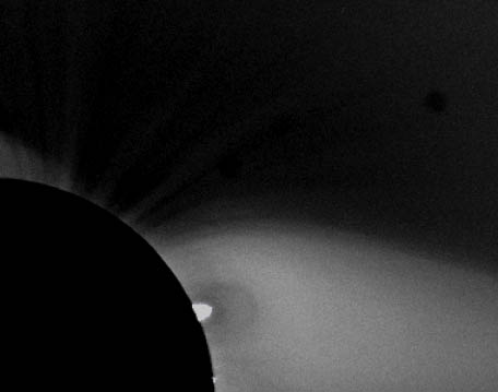 Snímek koronální dutiny s velkým filamentem uvnitř. Zdroj: NCAR/HAO Newkirk WLCC dalekohled.