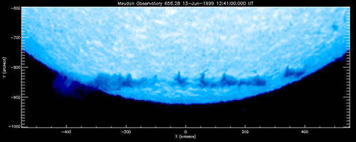 Snímek polární koruny protuberancí. Zdroj: Meudon Observatory 1999