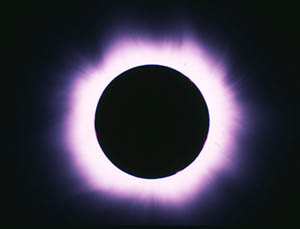 Snímek úplného zatmění Slunce z dobře patrnou korónou. Maďarsko, 1999.
