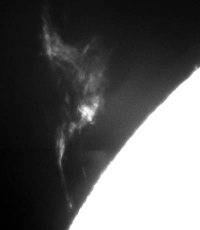 Snímek eruptivní protuberance zde dne 17. 6. 2013. Časy obou snímků, z nichž je výsledný obraz složen, jsou 07:52:01 a 07:53:53 UT. Je zcela jasně patrná radikální změna tvaru a dají se tušit intenzivní pohyby magnetických polí s plazmatem.