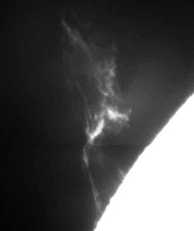 Snímek eruptivní protuberance zde dne 17. 6. 2013. Časy obou snímků, z nichž je výsledný obraz složen, jsou 08:26:28 a 08:28:42 UT. Je dobře patrný další vývoj tvaru i zhuštění hmoty. Nad chromosférou jsou vidět téměř kolmá jemná vlákna magnetických polí v nichž "vytéká" plazma z protuberance z koróny do chromosféry.