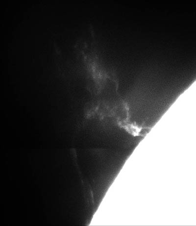 Snímek z pozdní fáze vývoje eruptivní protuberance zde dne 17. 6. 2013. Časy obou snímků, z nichž je výsledný obraz složen, jsou 09:27:29 a 09:29:57 UT. Značná část útvaru není schopna uniknout z gravitační pasti hmotného Slunce a padá do horní chromosféry.