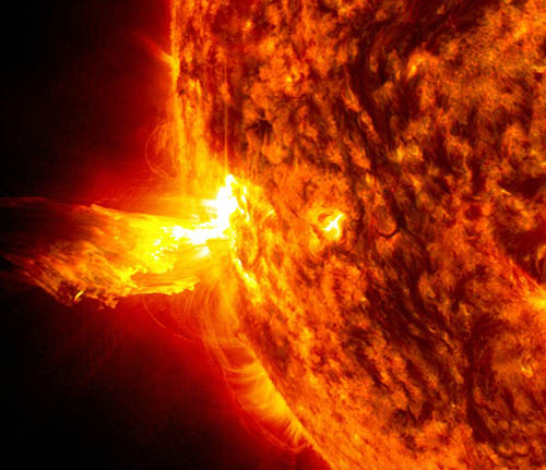Jasná erupce na okraji Slunce vyvolala eruptivní protuberanci a později i výron koronální hmoty. Zdroj: NASA/SDO