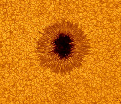 Úžasný snímek sluneční skvrny pořízený na observatoři BBSO. Zdroj: http://i.dailymail.co.uk/i/pix/2010/08/25/article-1305960-0AE8C33A000005DC-844_964x829.jpg