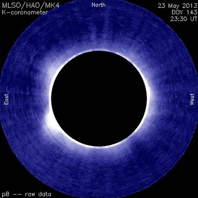 Bílá koróna (700 až 950 nm) – snímek byl pořízen 21. 5. 2013. Zdroj: http://download.hao.ucar.edu