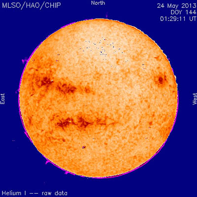 Sluneční disk v čáře hélia (1083 nm) – surová data (21. 5. 2013). Zdroj: http://download.hao.ucar.edu