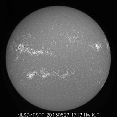 Sluneční disk v čáře vápníku – 393 nm (21. 5. 2013). Zdroj: http://download.hao.ucar.edu