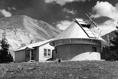 Observatoř na Chalk Mountain. Pozorovací kopule byla vybavena koronografem a patrolním dalekohledem pro pozorování erupcí (v čáře H-alfa). V roce 1952 byla observatoř přestěhována o několik kilometrů dále z důvodů těžby molybdenu. Zdroj: www2.ucar.edu