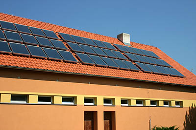 Systém solárních kolektorů na mateřské školce v Hluku.