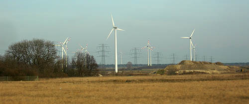 Pole větrných elektráren při cestě z Mikulova do Vídně.