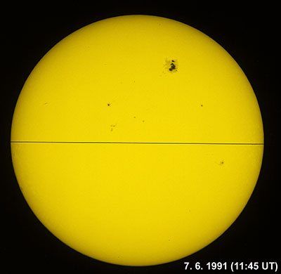 Snímek sluneční fotosféry ze dne 7. 6. 1991 v 11:45 UT pořízený na Hvězdárně Valašské Meziříčí ukazuje  velkou skupinu slunečních skvrn.