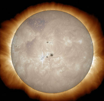 Tento snímek vznikl složením dvou snímků pořízených sluneční sondou SDO. Velká sluneční skvrna v blízkosti středu slunečního disku byla částí velké aktivní oblasti v níž se 7. ledna 2014 objevila středně silná sluneční erupce.