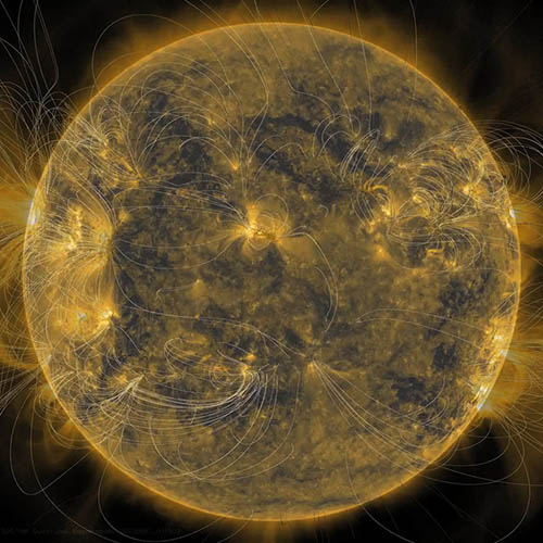 Zobrazení magnetický polí na Slunci kombinací několika snímků, měření a výpočtů. Zdroj: Solar Dynamics Observatory